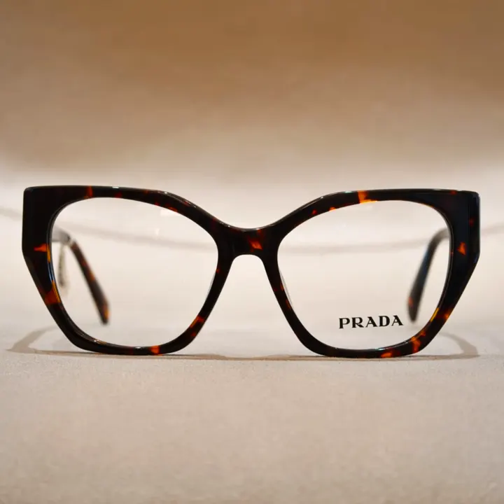Armazón de acetato carey oscuro con forma cat-eye, visto de frente