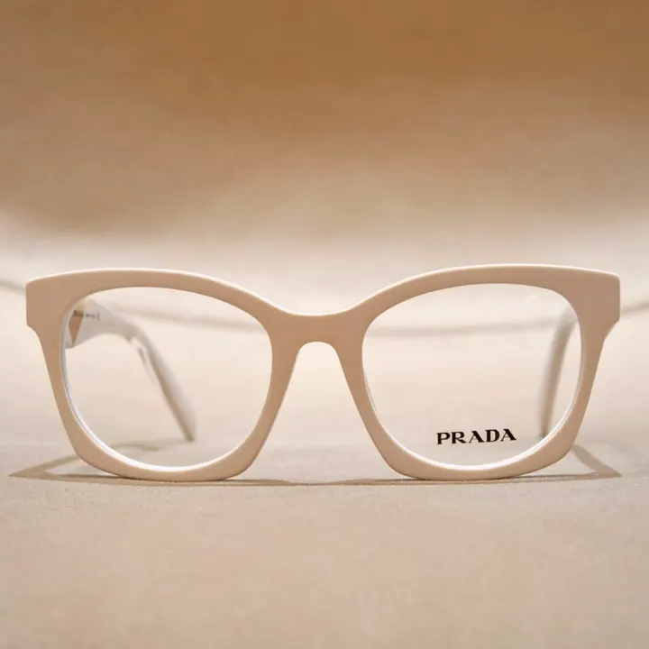 Armazón de acetato color marfil con forma cat-eye suave, visto de frente